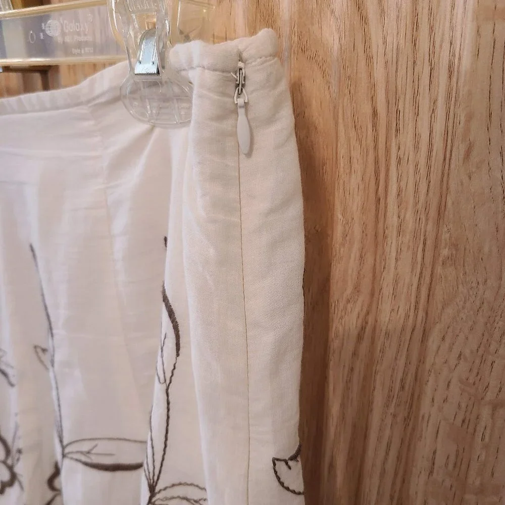 Vintage-Inspired Floral Embroidered Midi Skirt - Picture 4 of 11